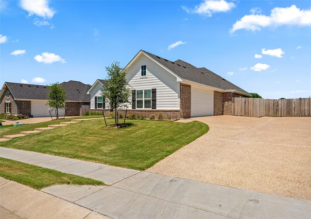 Photo 3 of Single family home for sale at 10117 Castleberry Ln, Woodway, TX 76712 | MLS# 20947768 | Listing updated on 2026-10-08