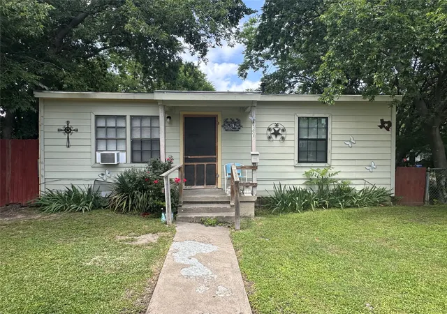 Photo 1 of Single family home for sale at 129 E Wanda Dr, Garland, TX 75040 | MLS# 20952683 | Listing updated on 2026-07-22