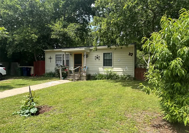 Photo 2 of Single family home for sale at 129 E Wanda Dr, Garland, TX 75040 | MLS# 20952683 | Listing updated on 2026-07-22