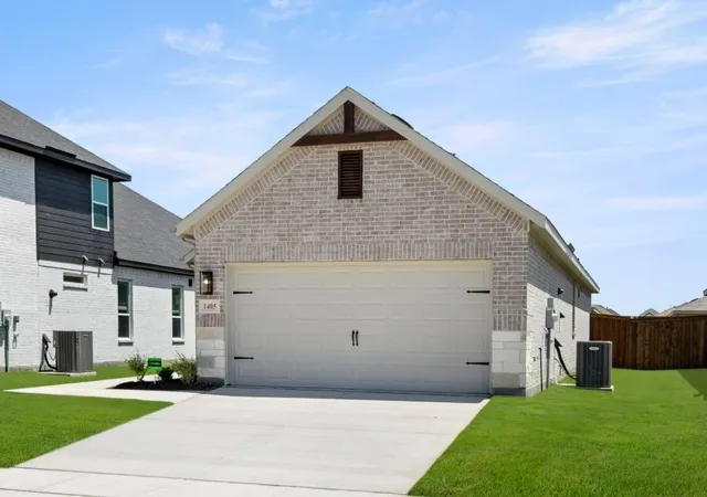 Single family home for sale at 1405 Grove Pond Rd, Forney, TX 75126 | MLS# 20957386 | Listing updated on 2026-10-08