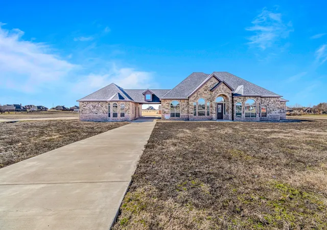 Photo 2 of Single family home for sale at 1022 Foolish Pleasure Dr, Terrell, TX 75160 | MLS# 20958277 | Listing updated on 2026-09-30