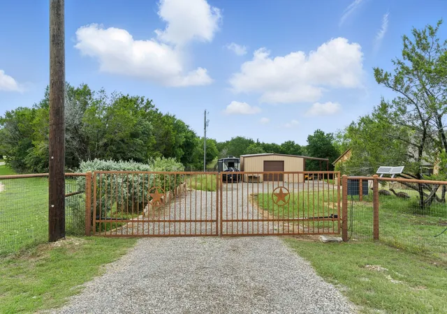 Single family home for sale at 565 Ridgeway Dr, Bluff Dale, TX 76433 | MLS# 20968251