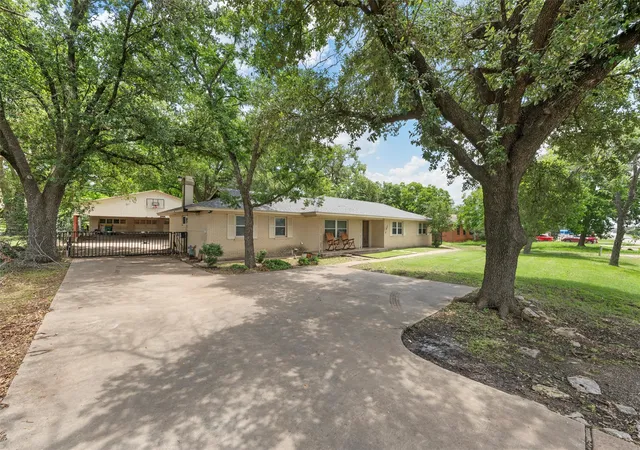 Homes for sale in Robinson, TX | 631 N Robinson Dr, Robinson, TX 76706 | MLS# 20973102