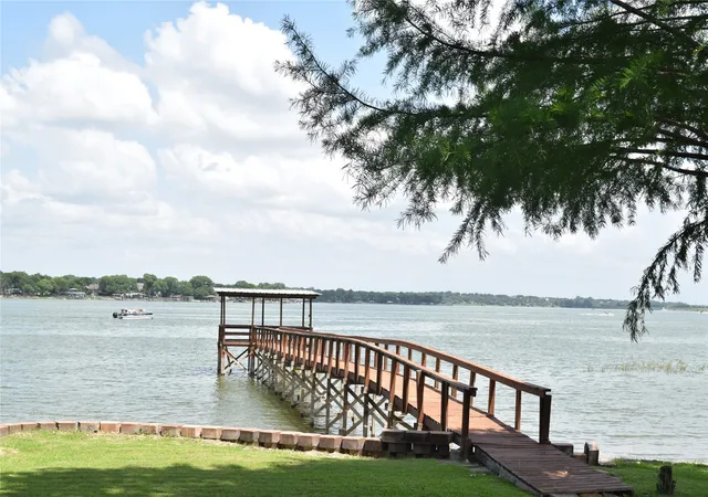 Photo 2 of Single family home for sale at 914 W Lake Dr, Weatherford, TX 76087 | MLS# 20973109 | Listing updated on 2026-09-02