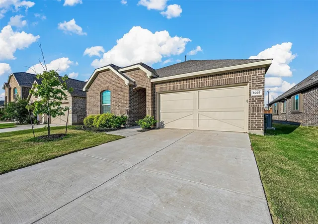 Photo 1 of Single family home for sale at 5025 Salinger Dr, Aubrey, TX 76227 | MLS# 20974082 | Listing updated on 2026-08-18