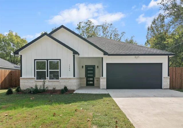 Photo 3 of Single family home for sale at 1520 Harris St, Gainesville, TX 76240 | MLS# 20975816 | Listing updated on 2026-07-10