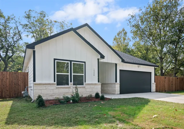 Photo 3 of Single family home for sale at 1520 Harris St, Gainesville, TX 76240 | MLS# 20975816 | Listing updated on 2026-07-10