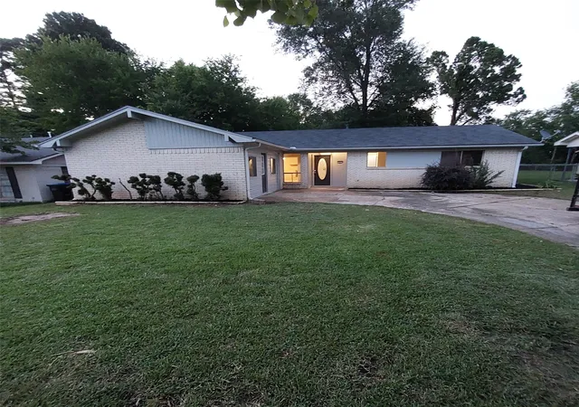 Homes for sale in Longview, TX | 203 Erskine Dr, Longview, TX 75601 | MLS# 20980988