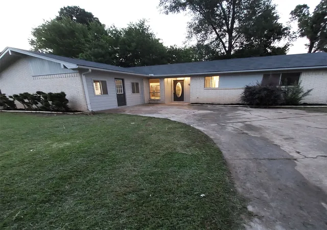 Homes for sale in Longview, TX | 203 Erskine Dr, Longview, TX 75601 | MLS# 20980988