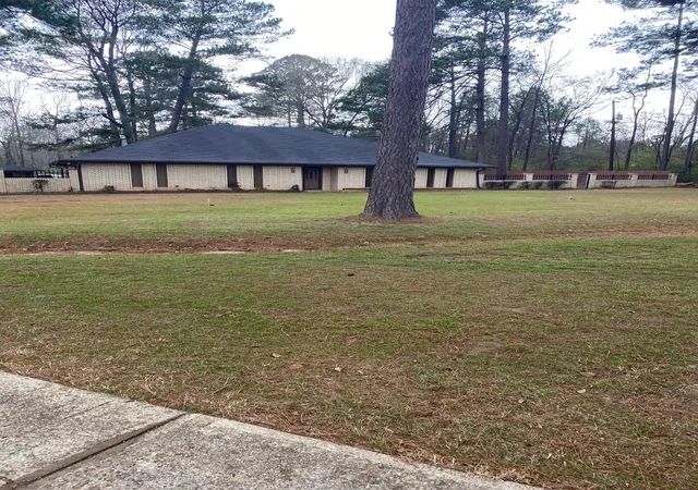Photo 2 of Sale Pending at 7985 N Lakeshore Dr, Shreveport, LA 71107 | MLS# 20986845 | Listing updated on 2026-09-28
