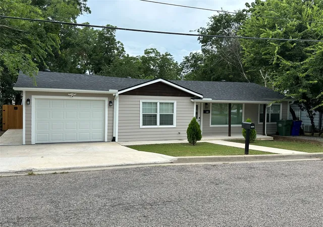 Photo 2 of Single family home for sale at 104 W South St, Whitesboro, TX 76273 | MLS# 20987874 | Listing updated on 2026-07-27