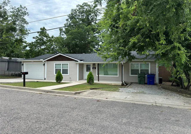 Photo 3 of Single family home for sale at 104 W South St, Whitesboro, TX 76273 | MLS# 20987874 | Listing updated on 2026-07-27