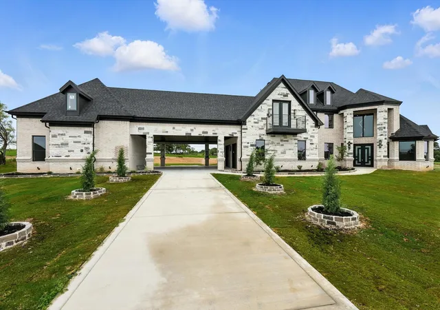 Photo 1 of Single family home for sale at 5005 Glenoaks Ct, Weatherford, TX 76088 | MLS# 20993258 | Listing updated on 2026-08-27