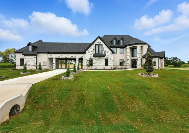 Photo 3 of Single family home for sale at 5005 Glenoaks Ct, Weatherford, TX 76088 | MLS# 20993258 | Listing updated on 2026-08-27