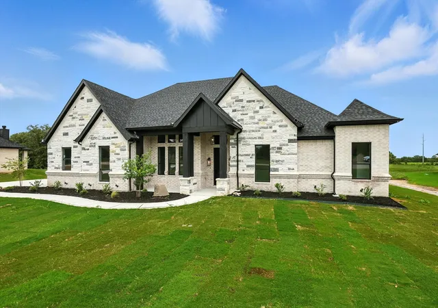 Photo 2 of Sale Pending at 2085 Glenhollow Dr, Weatherford, TX 76088 | MLS# 20996771 | Listing updated on 2026-07-11