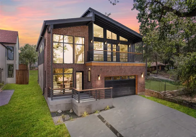 Photo 1 of Single family home for sale at 3110 W Jefferson Blvd, Dallas, TX 75211 | MLS# 20995870 | Listing updated on 2026-10-06