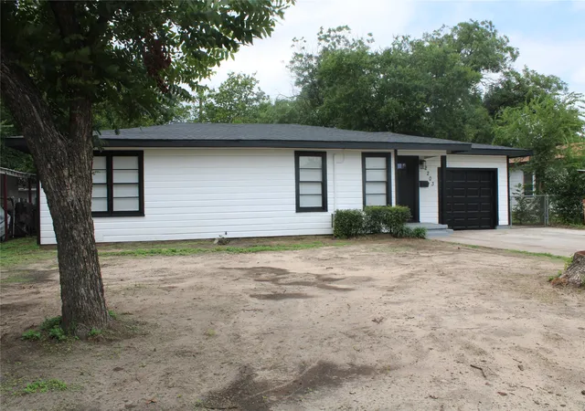 Photo 2 of Single family home for sale at 2203 Southside Dr, Brownwood, TX 76801 | MLS# 20998038 | Listing updated on 2026-09-21