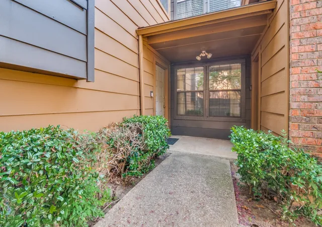 Photo 3 of Townhouse for sale at 107 Brentwood Ct, Irving, TX 75061 | MLS# 20999468 | Listing updated on 2026-08-05