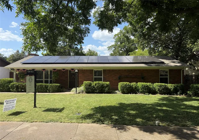 Photo 1 of Single family home for sale at 429 Ten Mile Dr, De Soto, TX 75115 | MLS# 20999757 | Listing updated on 2026-09-29