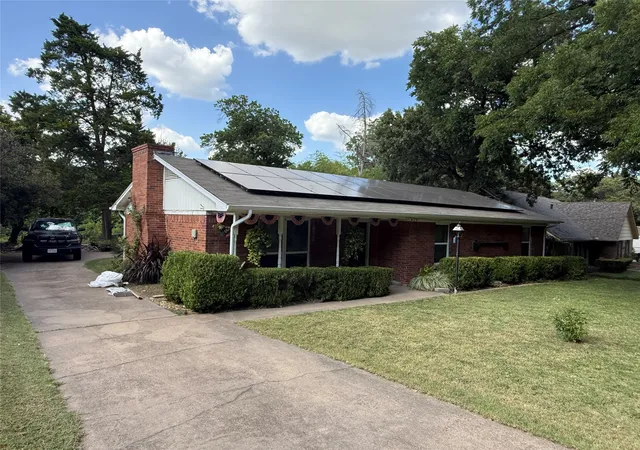 Photo 2 of Single family home for sale at 429 Ten Mile Dr, De Soto, TX 75115 | MLS# 20999757 | Listing updated on 2026-09-29
