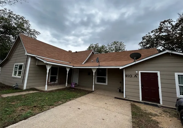Homes for sale in Stephenville, TX | 910 W Long St, Stephenville, TX 76401 | MLS# 20989864