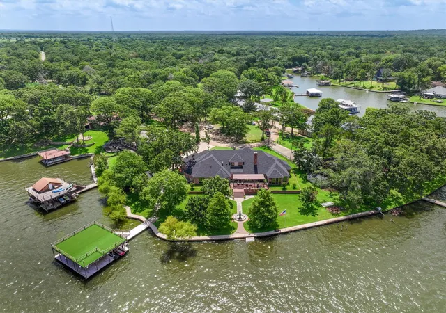 Photo 1 of Mansion for sale at 106 Lynne Cir, Mabank, TX 75156 | MLS# 20989816 | Listing updated on 2026-09-04