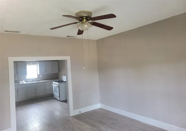 4th image of 1009 W Mesquite St, Coleman, TX 76834 | MLS# 21000553