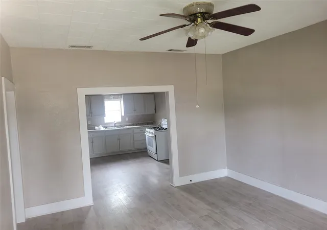 5th image of 1009 W Mesquite St, Coleman, TX 76834 | MLS# 21000553