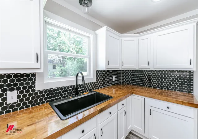 Photo 2 of Single family home for sale at 7110 Winburn Dr, Greenwood, LA 71033 | MLS# 21003850 | Listing updated on 2026-07-09