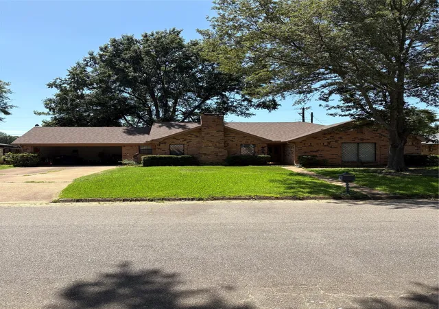Photo 1 of Sale Pending at 605 32nd St Ne, Paris, TX 75460 | MLS# 21009156 | Listing updated on 2026-07-23