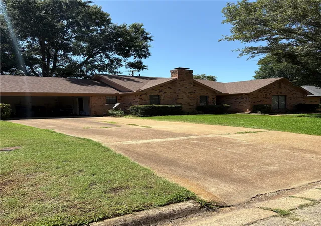 Photo 2 of Sale Pending at 605 32nd St Ne, Paris, TX 75460 | MLS# 21009156 | Listing updated on 2026-07-23