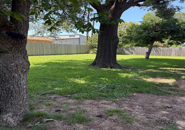 Photo 3 of Sale Pending at 605 32nd St Ne, Paris, TX 75460 | MLS# 21009156 | Listing updated on 2026-07-23