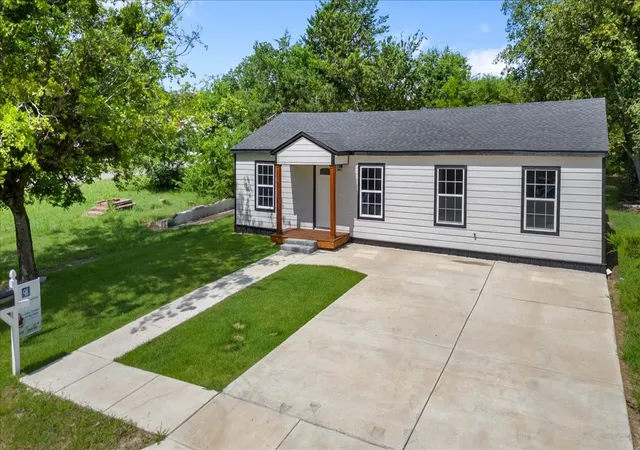 Photo 1 of Sale Pending at 1826 Wellington St, Greenville, TX 75401 | MLS# 21005415 | Listing updated on 2026-07-23