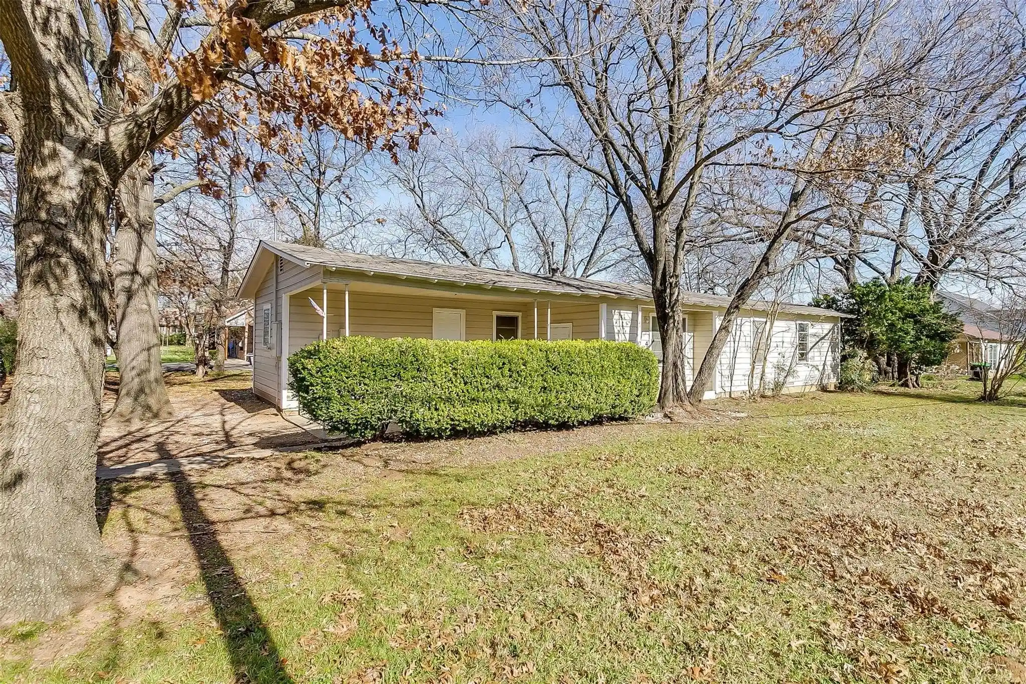 Photo 1 of Single family home for sale at 400 E Liberty St, Pilot Point, TX 76258 | MLS# 21007058 | Listing updated on 2026-10-13