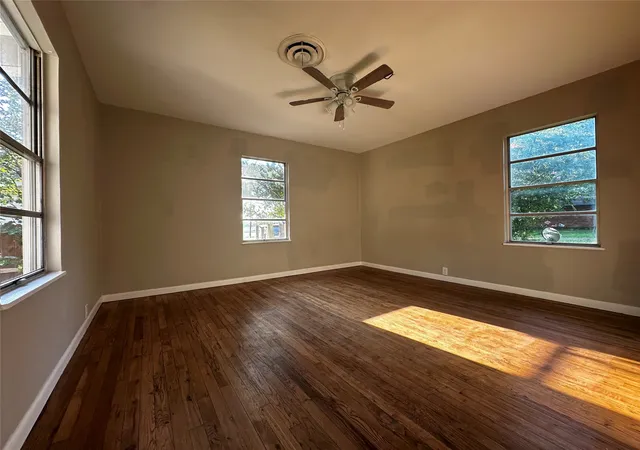 Photo 2 of Single family home for sale at 400 E Liberty St, Pilot Point, TX 76258 | MLS# 21007058 | Listing updated on 2026-07-27