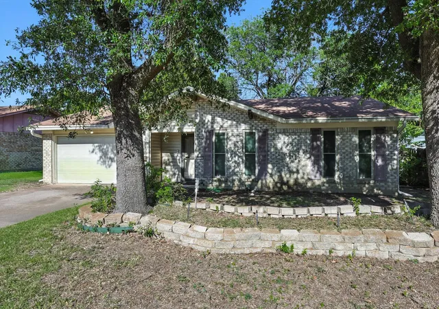 Photo 2 of Sale Pending at 325 Hastings Dr, Cedar Hill, TX 75104 | MLS# 21011467 | Listing updated on 2026-08-27