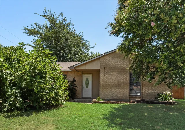 Photo 1 of Single family home for sale at 9502 Zelkova Cir, Dallas, TX 75249 | MLS# 21006365 | Listing updated on 2026-07-18