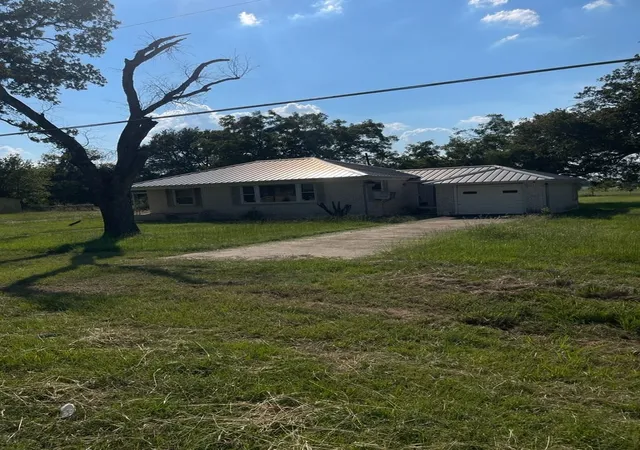 Homes for sale in Fairfield, TX | 1001 S Fairway St, Fairfield, TX 75840 | MLS# 21016902