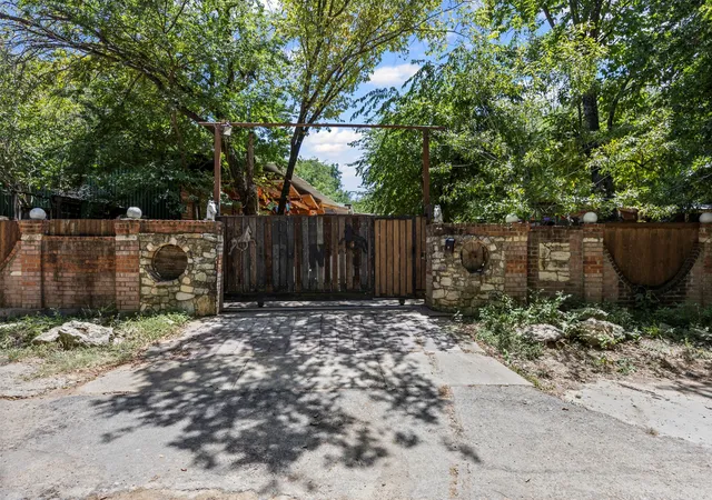 Photo 2 of Single family home for sale at 1152 Elva Warren St, Fort Worth, TX 76115 | MLS# 21015205 | Listing updated on 2026-07-20