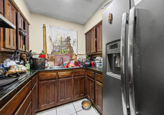 Photo 3 of Single family home for sale at 1152 Elva Warren St, Fort Worth, TX 76115 | MLS# 21015205 | Listing updated on 2026-07-20