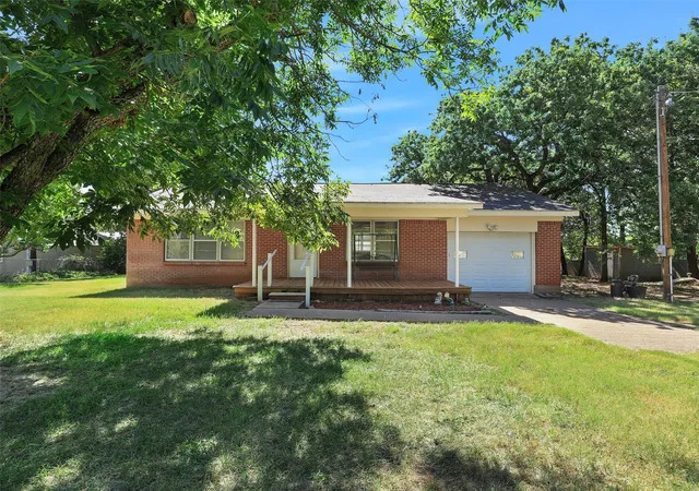Homes for sale in Bowie, TX | 404 Selma Rd, Bowie, TX 76230 | MLS# 21018314