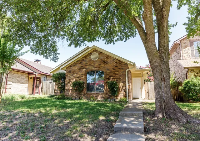 Homes for sale in De Soto, TX | 1129 Sandalwood Ln, De Soto, TX 75115 | MLS# 21019241