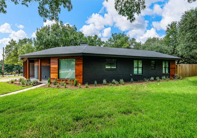 Photo 2 of Single family home for sale at 5205 Lockwood Dr, Waco, TX 76710 | MLS# 21019158 | Listing updated on 2026-07-10