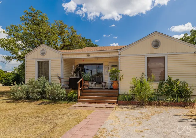 Photo 1 of Single family home for sale at 1406 W Commerce St, Eastland, TX 76448 | MLS# 21017177 | Listing updated on 2026-07-28