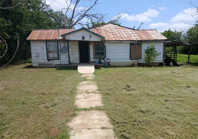 Homes for sale in Coleman, TX | 710 E Mesquite St, Coleman, TX 76834 | MLS# 21020339