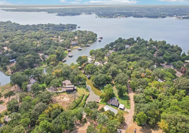 Photo 2 of Single family home for sale at 176 Bayside Cir, Malakoff, TX 75148 | MLS# 21021459 | Listing updated on 2026-09-17