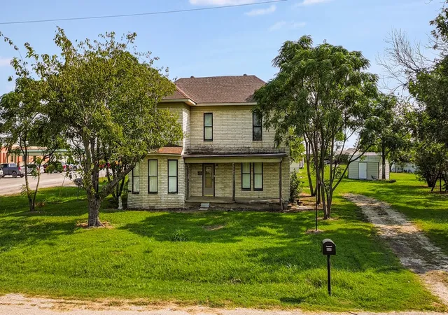 Homes for sale in Malone, TX | 112 W Hackberry St, Malone, TX 76660 | MLS# 21022477