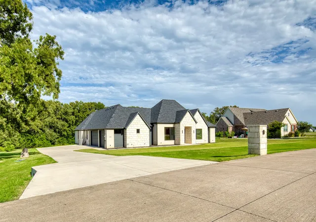 Photo 2 of Single family home for sale at 1044 Hidden Oaks Dr, Wills Point, TX 75169 | MLS# 21025013 | Listing updated on 2026-07-17