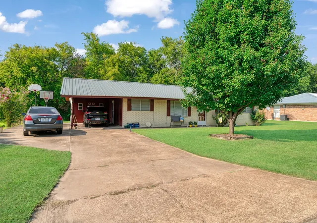 Homes for sale in Clarksville, TX | 1705 W Taylor St, Clarksville, TX 75426 | MLS# 21025794