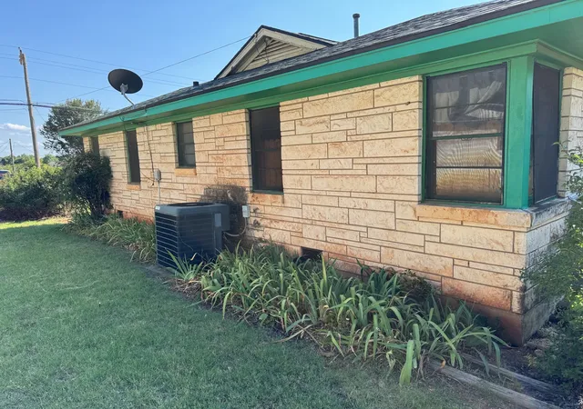 Photo 3 of Single family home for sale at 1012 W Custer St, Seymour, TX 76380 | MLS# 21031710 | Listing updated on 2026-08-24